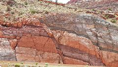 Série zlom v druhohorních horninách. Záez silnice v Moab Canyon, Utah, USA.