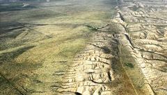 Zlom San Andreas (shora dol v pravé ásti snímku) je dlouhý asi 1 300...