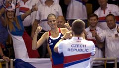 Karolína Plíková slaví vítzství v první dvouhe finále Fed Cupu proti Francii.