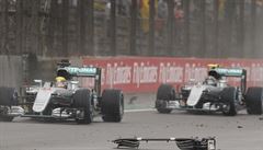 Lewis Hamilton (vlevo) a Nico Rosberg na trati GP Brazílie.