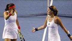 Caroline Garciaová (vlevo) a Kristina Mladenovicová ve finále Fed Cupu pro...