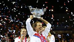 Barbora Strýcová s trofejí pro ampionku Fed Cupu.