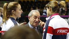 Jean Gachassin s francouzským týmem (vlevo Alizé Cornetová, vpravo Amelie... | na serveru Lidovky.cz | aktuální zprávy