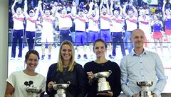 Hrdinky finále Fed Cupu - zleva Barbora Strýcová, Petra Kvitová a Karolína...