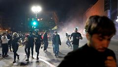 Policisté v kalifornském Oaklandu pouili proti protestujícím slzný plyn.
