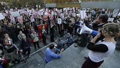 Protestní happening v centru Seattlu.