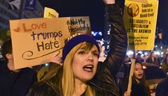 ‚Trump není můj prezident!‘ Tisíce demonstrují v amerických městech