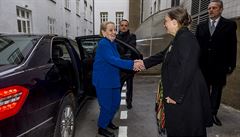 Madeleine Albrightová se zdraví s Olgou Lomovou, editelkou Ústavu Dálného...