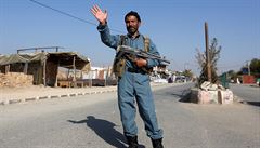 Afgánský policista hlídající pístupovou cestu k základn v Bagrámu.