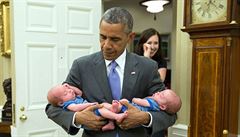 Prezident Obama drí dvojata Katie Fallon, editelky odboru legislativních...