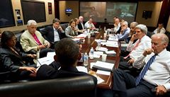 Prezident Obama v tzv. Situation room eí se svými bezpenostními poradci...