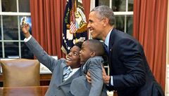 Prezident fotící si selfie s bratry Haynesovými, kerým je jedenáct a tyi roky.