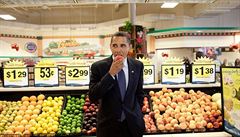 Prezident Obama jí nektarinku bhem setkání s obany v supermarketu ve stát...