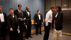 Prezident Obama a první dáma mají soukromou chvilku bhem cesty na ples zatímco...