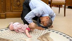 Barack Obama v Oválné pracovn s dcerou Bena Rhodese, zástupce poradce pro...