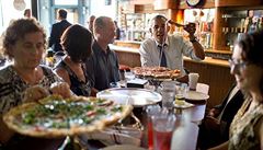 Prezident sdílí pizzu s lidmi, kteí mu napsali dopis a chtli se s ním setkat....