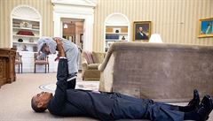 Prezident Obama zvedá dceru svého poradce pro bezpenost Bena Rhodese v...