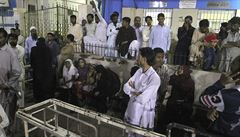 Lidé, kteí se shromádili ped nemocnicí v Sufi shrine po bombových útocích na...