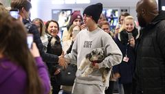 Justina Bieber si podává ruku s fanoušky, kteří na něj čekali na letišti... | na serveru Lidovky.cz | aktuální zprávy