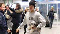 Justin Bieber do Prahy přiletěl se svým psem.
