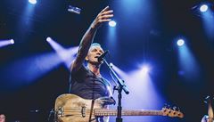 Pi znovuotevení klubu Bataclan v Paíi zazpíval Sting.