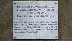 Památní deska, která pipomíná obti teroristických útok z 13. listopadu 2015.