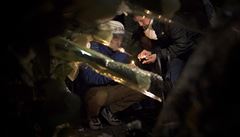Lidé zapalují svíky ped paíským klubem Bataclan, kde se v listopadu 2015...
