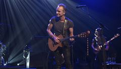 Britský zpvák Sting pi koncert, který se konal ke znovuotevení paíského...