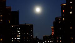 Výhled na M�síc z Manhattanu.