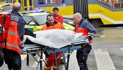 Dvacet zranných má za následek stet autobusu s tramvají na kiovatce...