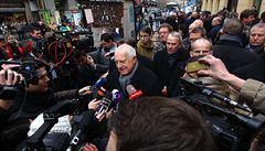 Bývalý prezident Václav Klaus odpovídá na dotazy noviná u pamtní desky na...