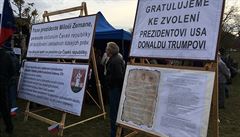Transparenty píznivc Miloe Zemana vyvené na praské Letné u píleitosti...