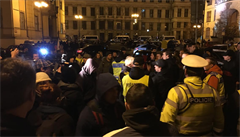 Policie údajn zadruje njaké stoupence Miloe Zemana v Kiovnické ulici.