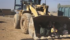 Buldozer pepravuje Iráany do bezpeí.