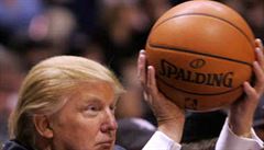 Donald Trump jako fanouek basketbalist New York Knicks.