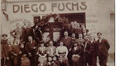 Továrna Diega Fuchse (uprostřed spodní řady) zhruba v roce 1907.