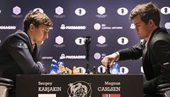 achový velmistr z Norska Magnus Carlsen a jeho soupe Sergej Karjakin z Ruska...