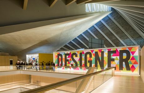 Londýnské Design Museum se pesthovalo do stanu s mdnou stechou