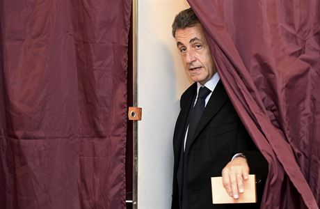 Bývalý francouzský prezident Nicolas Sarkozy bhem prvního kola pravicových...