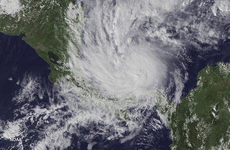 Fotografie hurikánu Otto ze satelitu.