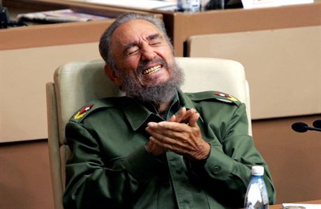 Fidel Castro bhem zasedání kubánského parlamentu.