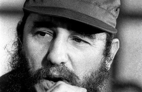 Kubánský vdce Fidel Castro kouící doutník.