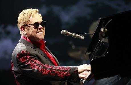 Elton John pilkal do 02 areny 13 tisc fanouk.