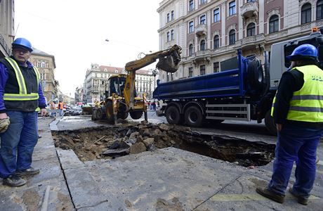 Podle webu Praských vodovod a kanalizací by ml být vodovod opraven do...