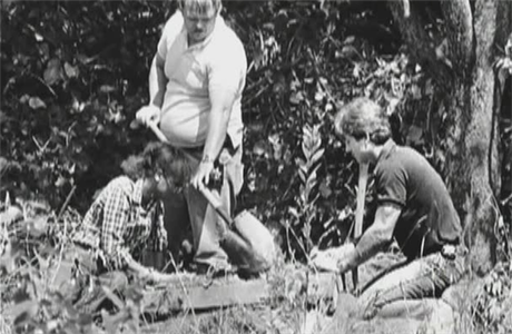 Dave Reichert (vpravo) pi exhumaci jedn obti.
