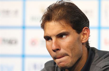 Rafael Nadal se rozhodl problém s ídnoucími vlasy  vyeit jejich...