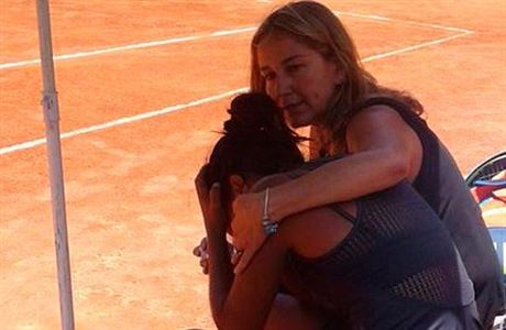 Trenérka se snaí uklidnit breící chilskou tenistku.