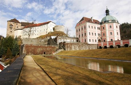 Zmek a hrad (v pozad) v Beov nad Teplou, kde je vystaven relikvi svatho...