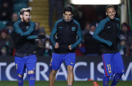 Messi, Surez a Neymar se rozcviuj ped utknm Barcelony s Celticem.