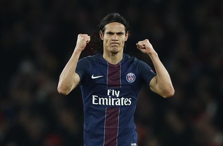 Edinson Cavani z Paris Saint Germain m radost, jeho tm vede nad Arsenalem.